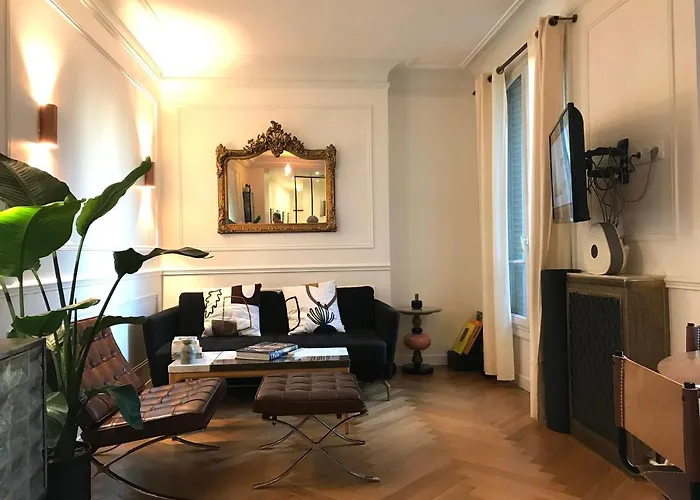 Montmartre Parisian Apartment - 51 M2
