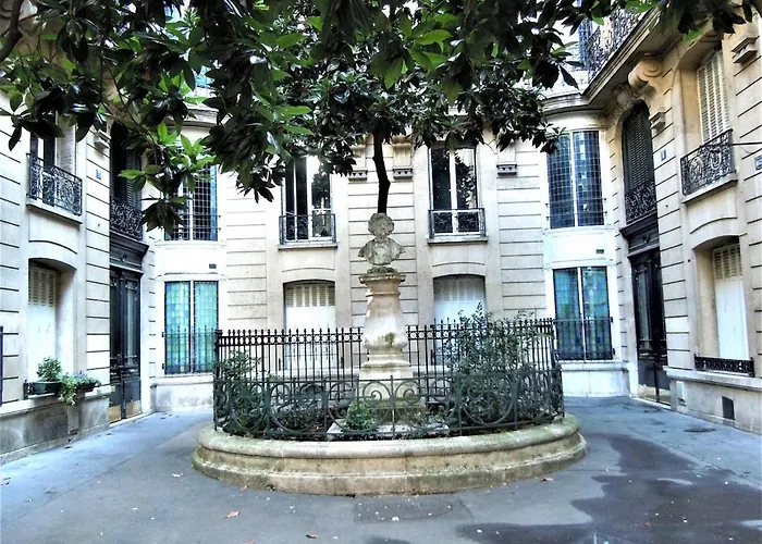 Montmartre Parisian Apartment - 51 M2